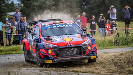 Thierry Neuville (Hyundai) a signé un nouveau succès lors de la septième spéciale du rallye d'Ypres vendredi. (GREGORY LENORMAND / DPPI / AFP)