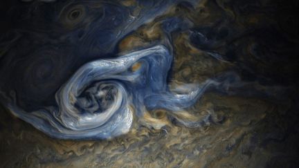 La JunoCam photographie une tempête massive dans l'hémisphère nord de Jupiter, lors de son neuvième survol au-dessus de la planète, le 24 octobre 2017. (ZUMAPRESS.com / MAXPPP)