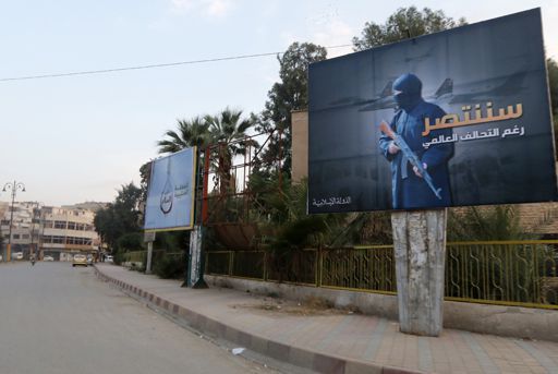 Une affiche de Daech dans les rues de la ville de Raqqa (est de la Syrie) qu'il contrôle, sur laquelle on peut lire : «Nous gagnerons malgré la coalition internationale» (29 octobre 2014). (Nour FOURAT / REUTERS)