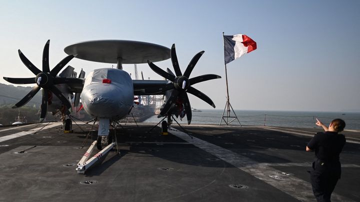 Un Hawkeye, avion de surveillance aérienne, embarqué à bord du "Charles-de-Gaulle", en janvier 2023. (SAJJAD HUSSAIN / AFP)