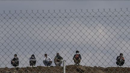 Des migrants dans le nouveau camp de réfugiés de Kara Tepe à Mytilène, à Lesbos, le 29 mars 2021. (ARIS MESSINIS / AFP)