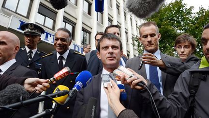 Le ministre de l'Int&eacute;rieur, Manuel Valls, s'exprime le 2 octobre 2012 devant les locaux&nbsp;de la police, &agrave; Grenoble.&nbsp; (PHILIPPE DESMAZES / AFP)