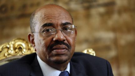 L'ancien président soudanais Omar el-Béchir, lors d'une visite au Caire (Egypte), le 22 février 2009. (KHALED DESOUKI / AFP)