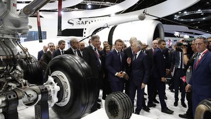 Emmanuel Macron et Philippe Petitcolin, directeur général de Safran, au salon du Bourget près de Paris, le 17 juillet 2019. (BENOIT TESSIER / POOL / AFP)