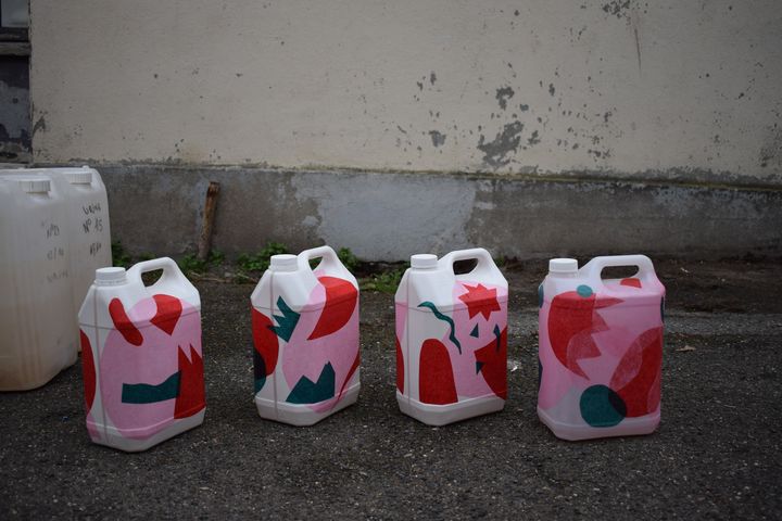 Urine is collected from volunteers in 5-litre cans, then emptied into a 300-litre tank using a funnel, which prevents any splashing. (OCAPI)