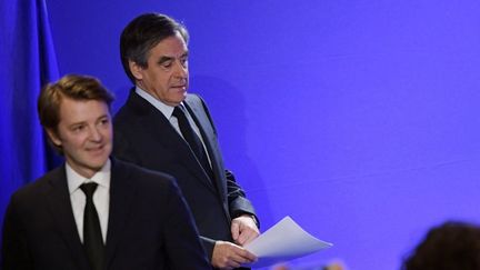 François Baroin et François Fillon lors d'une conférence de presse le 1er mars au siège du parti Les Républicains. (CHRISTOPHE ARCHAMBAULT / AFP )