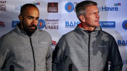 Les skippers du bateau "Oman Sail",&nbsp;Fahad Al-Hasni (à gauche) et Sidney Gavignet, au Havre (Seine-Maritime), le 28 octobre 2017.&nbsp; (CHARLY TRIBALLEAU / AFP)