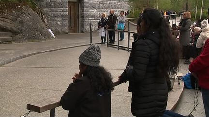 Des membres de la communauté catholique sri-lankaise se recueillent à Lourdes. (C. Pelhate / France Télévisions)