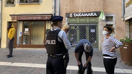 Covid-19, mise en place du confinement mardi 17 mars, avec une patrouille de police à Annecy (Haute-Savoie). (RICHARD VIVION / FRANCE-BLEU PAYS DE SAVOIE)