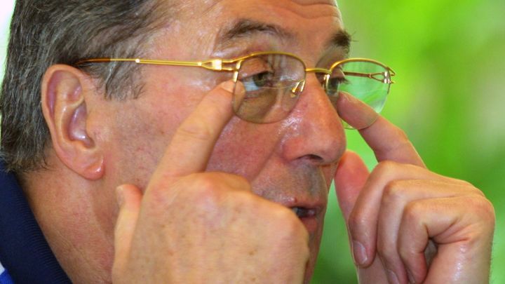 Le s&eacute;lectionneur des Bleus Roger Lemerre, apr&egrave;s un match contre le Mexique, le 4 juin 2001.&nbsp; (PATRICK HERTZOG / AFP)