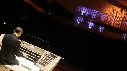 L'organiste Philippe Latry, un des quatre organistes qui a fait découvrir le 6 février les richesses sonores du nouvel orgue de la Philharmonie de Paris.
 (JACQUES DEMARTHON / AFP)