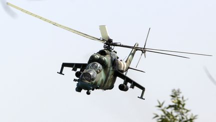 Un h&eacute;licopt&egrave;re ukrainien Mi-24 survole la base militaire de Kramatorsk &agrave; l'est de l'Ukraine, vendre 22 ao&ucirc;t 2014. (VALENTYN OGIRENKO / REUTERS)