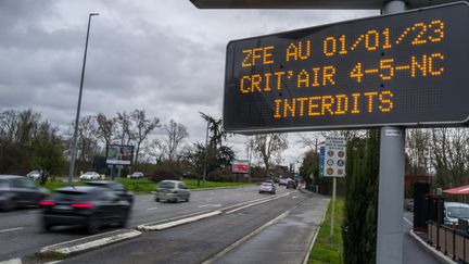 Un panneau indiquant l'entrée dans la ZFE de Toulouse, en janvier 2023 (FREDERIC SCHEIBER / HANS LUCAS VIA AFP)