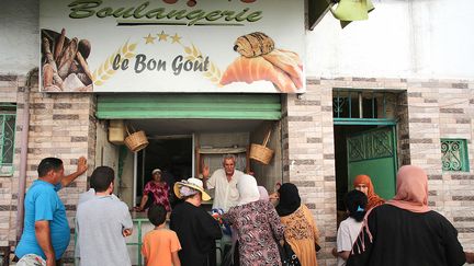 Depuis deux mois, les Tunisiens font face à une importante pénurie de pain, un aliment indispensable pour eux qui en consomment chaque année, plus de 70 kilos par personne. (HASNA / AFP)