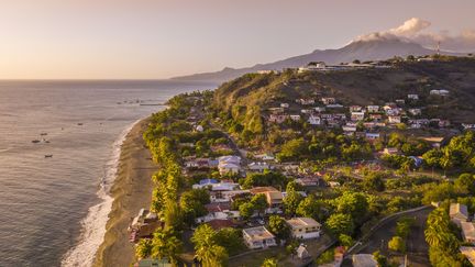 La plage du Carbet en fin de journée, sur la côte nord caraïbe, le 5 juillet 2022, en Martinique. (BRUSINI AURELIEN / HEMIS.FR / HEMIS.FR)