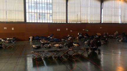 Le gymnase du 20e arrondissement de Paris aménagé en lieu d'hébergement. (FARIDA NOUAR / RADIO FRANCE)