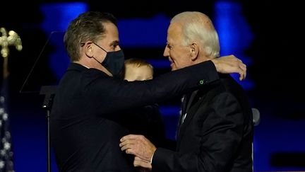 Joe Biden et son fils Hunter Biden&nbsp;en novembre 2020 à Wilmington dans le Delaware.&nbsp; (POOL / GETTY IMAGES NORTH AMERICA)