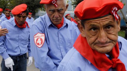 Des patients d'un h&ocirc;pital psychiatrique d&eacute;filent en costume militaire en marge des c&eacute;l&eacute;brations de la f&ecirc;te nationale &agrave; Lima (P&eacute;rou), le 23 juillet 2013. (MARIANA BAZO / REUTERS)