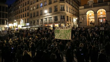 Un rassemblement, à Lyon, le 30 mars 2023, "contre les violences policières et en soutien aux victimes" lors d'une manifestation contre un projet de "méga-bassine" à Sainte-Soline, dans les Seux-Sèvres, le 25 mars 2023. (ANTOINE MERLET / HANS LUCAS / AFP)