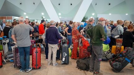 Des passagers attendent leurs vols à l’aéroport de Marrakech, le 15 mars 2020. (- / AFP)