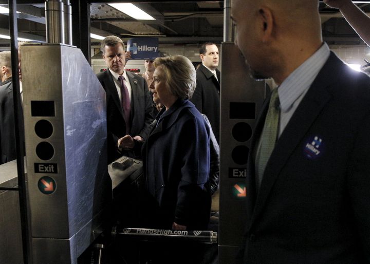 Hillary Clinton prend le métro, lors de la campagne des primaires démocrates, le 7 avril 2016, dans le Bronx, à New York.&nbsp; (BRENDAN MCDERMID / REUTERS)