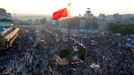 Le 28 mai 2013, une cinquantaine de riverains et d’écologistes qui s’opposent à la destruction du parc Gezi, l’un des rares espaces verts d’Istanbul, décident de faire un sit-in sur la place Taksim. Très vite, des milliers de personnes les rejoignent, transformant le mouvement en manifestation anti-gouvernementale. La réponse de la police est d’une extrême violence. Ce mouvement sans précédent est comparé à mai 68, aux Indignés d’Occupy ou encore aux Printemps arabes. La place, qui tout au long de son histoire a toujours été un lieu de revendications politiques, est devenu le point de ralliement des opposants. (REUTERS / Osman Orsal)