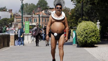 Une performance de l'artiste br&eacute;silien&nbsp;Fabio di Ojuara en marge de la 55e Biennale de Venise (Italie), le 29 mai 2013. (STEFANO RELLANDINI / REUTERS)