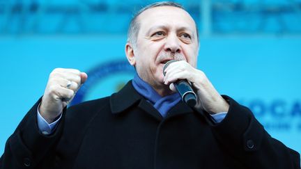 Turquie : Erdogan menace d'"arracher la tête des traîtres"