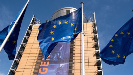 Le bâtiment de la Commission européenne, à Bruxelles (Belgique), le jour de la présentation du plan "NextGenerationEU", le 14 avril 2021. (MARTIN BERTRAND / HANS LUCAS / AFP)