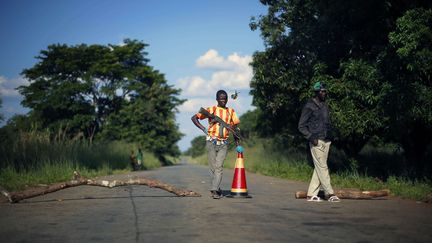 Des miliciens antibalakas, &agrave; 60 km au nord de Bangui, en R&eacute;publique centrafricaine, le 1er juin 2014. (JEROME DELAY / AP / SIPA)