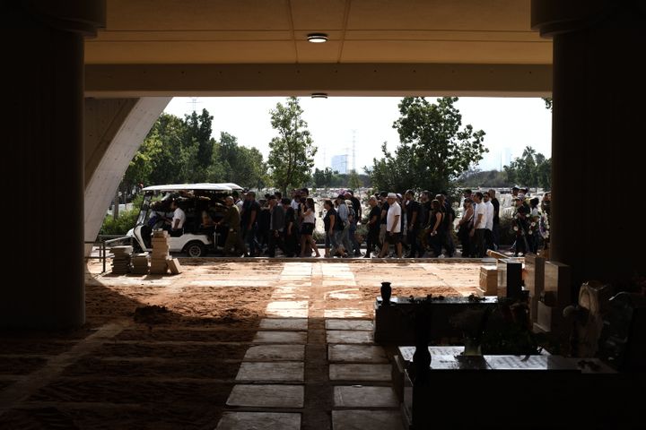 The funeral of three Israelis killed in Be'eri (Israel) during Hamas attacks, October 22, 2023 in Petah Tikva (Israel).  (GILI YAARI / NURPHOTO / AFP)