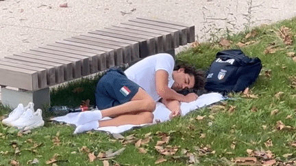 Un athlète olympique a-t-il été contraint de dormir dehors dans un parc parce qu'il faisait trop chaud dans sa chambre, sans climatisation ?