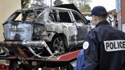 Le v&eacute;hicule des malfaiteurs avait &eacute;t&eacute; incendi&eacute; et retrouv&eacute; &agrave; D&eacute;cines-Charpieu (Rh&ocirc;ne). (JEFF PACHOUD / AFP)