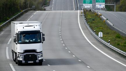 Un poids lourd sur la Nationale 165, à Savenay en Loire-Atlantique. (FRANCK DUBRAY / MAXPPP)