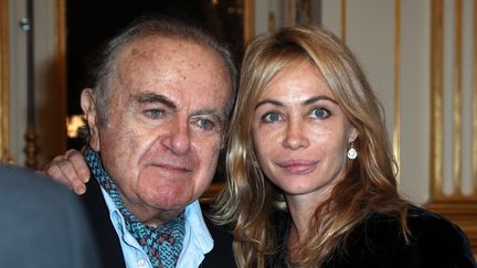 Emmanuelle Béart aux côtés de son père Guy Béart, lors de la remise de Légion d'honneur au poète chanteur, le 27 novembre 2012 au ministère de la Culture.&nbsp; (THOMAS SAMSON / AFP)