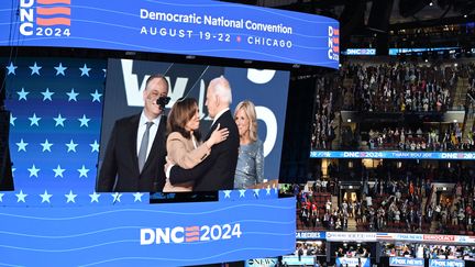 Le président sortant Joe Biden et la vice-présidente, candidate à la présidentielle américaine, Kamala Harris, lors de la convention démocrate à Chicago (Etats-Unis), le 19 août 2024. (KYLE MAZZA / ANADOLU)