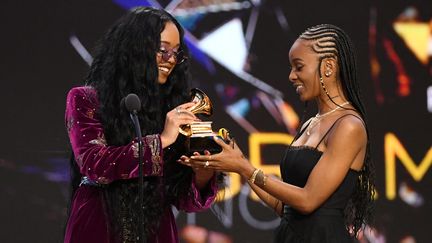 Les chanteuses H.E.R. and Tiara Thomas récompensées pour leur chanson "I Can't Breathe" en hommage à George Floyd, lors des Grammy Awards 2021 à Los Angeles.&nbsp; (KEVIN WINTER / GETTY IMAGES NORTH AMERICA  VIA AFP)