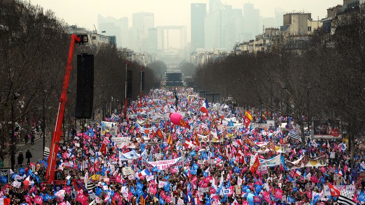 Des dizaines de milliers d'opposants au mariage des homosexuels r&eacute;unis &agrave; Paris, le 24 mars 2013. (PIERRE ANDRIEU / AFP)