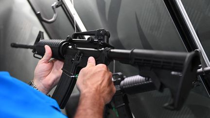 Un participant tient un fusil semi-automatique de style Stag Arms AR-15 lors de la réunion annuelle de la National Rifle Association (NRA) au George R. Brown Convention Center, à Houston, Texas, le 28 mai 2022. (PATRICK T. FALLON / AFP)