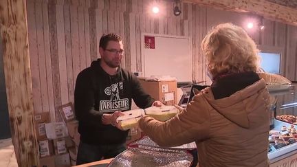 À Congrier (Mayenne), le maire s’est lancé dans la chasse au gaspillage. Dans la petite école du village, plus question de jeter les restes à la poubelle.&nbsp; (CAPTURE ECRAN FRANCE 2)