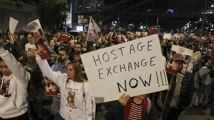 Une manifestation des familles des otages enlevés par le Hamas, le 15 décembre 2023 à Tel-Aviv (Israël), après l'annonce de la mort de trois otages, tués "par erreur" par l'armée israélienne. (AHMAD GHARABLI / AFP)