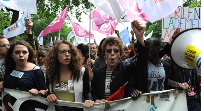 &nbsp; (Des milliers de jeunes dans les rues de Paris © Nathanaël Charbonnier)