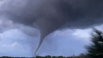 Climat : les tornades de plus en plus récurrentes en Europe ? (FRANCEINFO)