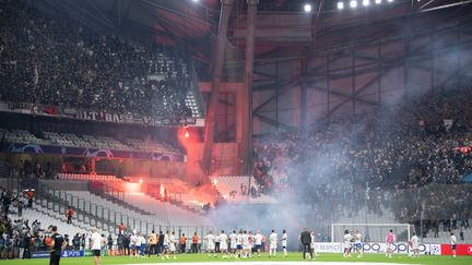 Des jets de fumigènes avant la rencontre entre l'OM et Francfort au stade Vélodrome, le 13 septembre 2022. (SEBASTIAN GOLLNOW / DPA)