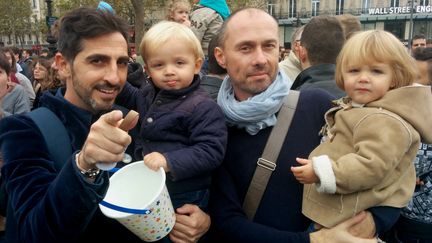 Manuel et Sylvain avec leurs enfants Rose et C&ocirc;me, &agrave; l'occasion d'un rassemblement pour "la diversit&eacute; des familles", &agrave; Paris, le 5 octobre 2014. (MATHIEU DEHLINGER / FRANCETV INFO)