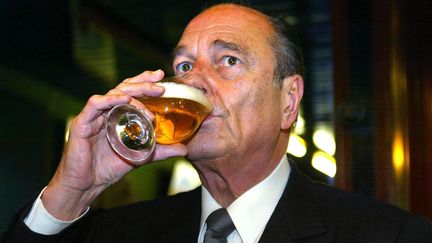 Jacques Chirac, son goût pour la bière en général et pour la Corona (une bière mexicaine) en particulier, son amour pour la tête de veau... Dans l'esprit de nombreux français, l'ancien président incarne l'image du bon vivant.&nbsp; (PATRICK KOVARIK / AFP)