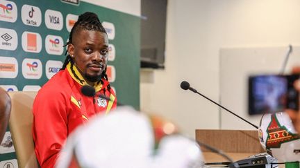 Le capitaine du Burkina Faso, Bertrand Traoré, dénonce "un scandale" après les tests pratiqués sur ses coéquipiers avant le match d'ouverture de la Coupe d'Afrique des nations.&nbsp; (DANIEL BELOUMOU OLOMO / AFP)