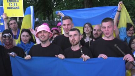 Les membres du groupe ukrainien Kalush ont été autorisé à quitter le pays en guerre pour participer à l'Eurovision. (FRANCEINFO)