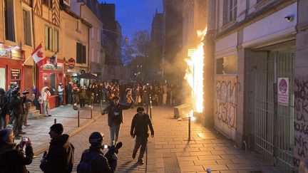 Un incendie endommage l'entrée d'un commissariat de police, le 14 avril 2023, à Rennes (Ille-et-Vilaine). (FRANCE 3 BRETAGNE)