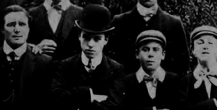 Charlie Chaplin, jeune homme au centre de la photo
 (Capture d&#039;image France3/Culturebox)